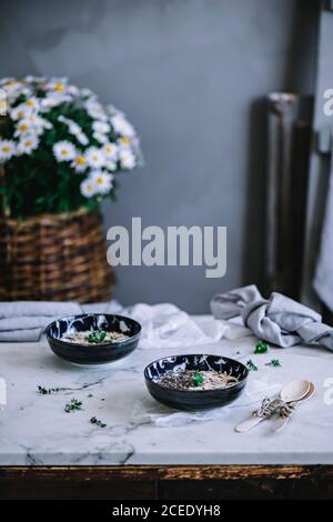 Bol avec graines saines et yaourt petit déjeuner Banque D'Images