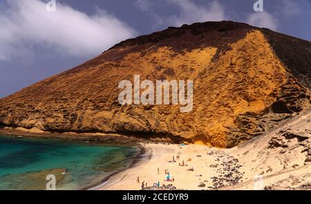 Spectaculaire Montana Amarilla, montagne jaune, dans différentes couleurs de roche volcanique sur la Graciosa, îles Canaries Banque D'Images