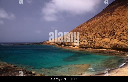 Spectaculaire Montana Amarilla, montagne jaune, dans différentes couleurs de roche volcanique sur la Graciosa, îles Canaries Banque D'Images