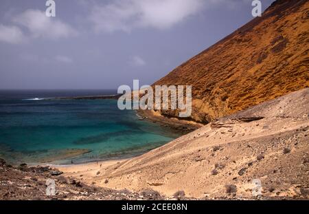Spectaculaire Montana Amarilla, montagne jaune, dans différentes couleurs de roche volcanique sur la Graciosa, îles Canaries Banque D'Images