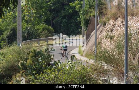 Vue arrière d'une femme de repos méconnue se trouvant sur une route pavée Et d'observer le magnifique palais espagnol historique Palazzo dello Spagnolo À Naples en Italie Banque D'Images