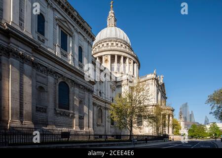 Tourné pendant le verrouillage Covid-19, vue oblique de l'élévation sud en regardant vers l'est en plein soleil. La flèche de Saint Augustine est au-delà du portique sud, Banque D'Images