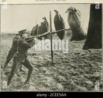 . L'armée de Kitchener et les forces territoriales, l'histoire complète d'une grande réalisation ;. billy, la mascotte de chèvre hie ok le régiment gallois, a défilé fièrement avec les troupes QUAND elles ont été REVUES PAR LE ROI. M Kitcheners Army. I.KAFiNING COMMENT IHK Willi LA BAÏONNETTE. Après l'heure, jusqu'à l'aube est venu, et, à l'aube, son attaque surprise. Certains des camps ont été gardés sous des conditions de guerre, et occasionnellement un commandantTicer recevrait, peut-être au milieu de la nuit, l'information saisissante que la force ennemie thatan se déplacerait sur sa position.de la tente à la tente a précipité le ser-géant ordonné, urgen Banque D'Images