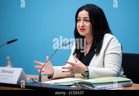 Berlin, Allemagne. 1er septembre 2020. Dilek Kalayci (SPD), sénateur berlinois de la Santé, prend la parole à la conférence de presse après la réunion du Sénat de Berlin. Auparavant, le gouvernement de l'État avait traité la crise de Corona et les manifestations du week-end dernier, entre autres choses. Credit: Bernd von Jutrczenka/dpa/Alamy Live News Banque D'Images