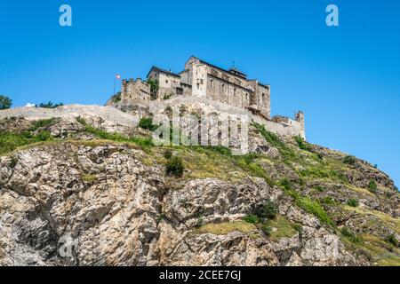 La basilique de la Valère également appelée château de la Valère vue panoramique dessus colline rocheuse avec ciel bleu clair à Sion Valais Suisse Banque D'Images