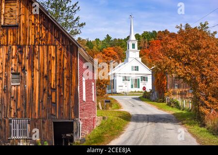 Attend River Village, Vermont, États-Unis avec feuillage d'automne. Banque D'Images