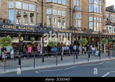 Bettys Harrogate ; une foule de personnes dans la file d'attente pour se rendre à Bettys café Tea Rooms, un salon de thé populaire à Harrogate Yorkshire UK Banque D'Images