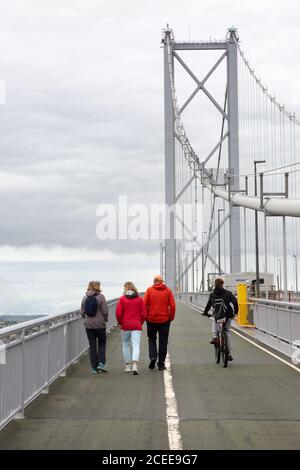 Personnes marchant sur le pont de la quatrième route, Firth of Forth, Écosse, Royaume-Uni Banque D'Images