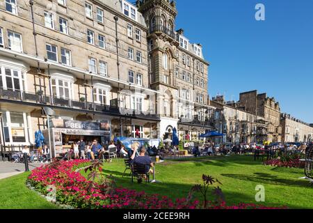 Centre-ville de Harrogate Yorkshire UK - personnes assises sous le soleil le soir en profitant du soleil d'été à Prospect Square, dans le Yorkshire du Royaume-Uni de Harrogate Banque D'Images