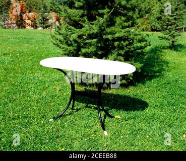 Table et chaises en fer. Chaises et table dans le jardin. Un ensemble de chaises en fer de couleur et une petite table à l'extérieur. Banque D'Images