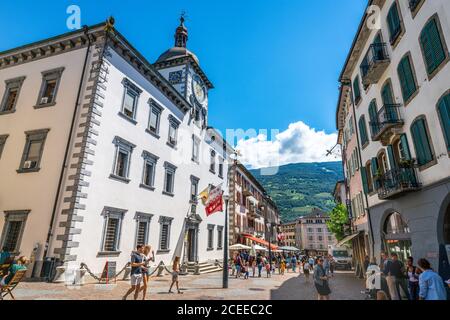 Sion Suisse , 3 juillet 2020 : rue piétonne Grand-Pont et bâtiment de l'hôtel de ville de Sion avec tour d'horloge et personnes dans la vieille ville de Sion Valais Suissel Banque D'Images