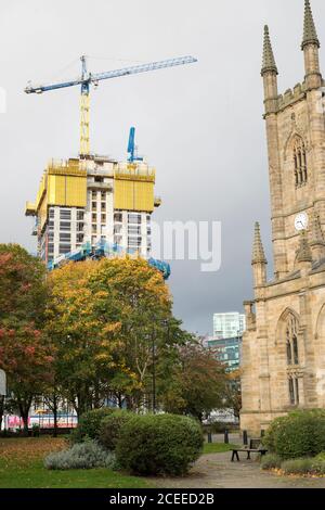 Sheffield, Royaume-Uni – 14 octobre 2017 – l'église St Mary's et la construction de la place de la Nouvelle ère à la porte St Mary's et à Bramall Lane Banque D'Images