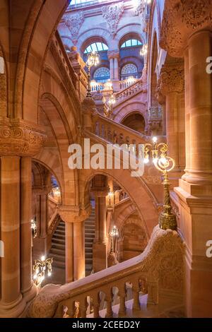 ALBANY, NEW YORK - 6 octobre 2016 : Le grand escalier de l'ouest du New York State Capitol Building. Banque D'Images