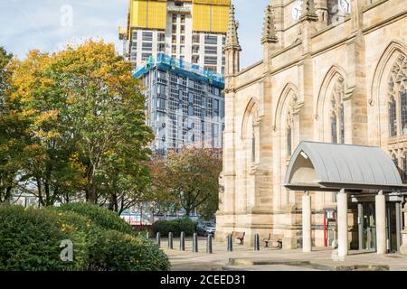 Sheffield, Royaume-Uni – 14 octobre 2017 – l'église St Mary's et la construction de la place de la Nouvelle ère à la porte St Mary's et à Bramall Lane Banque D'Images