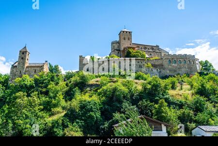 La basilique de la Valère également appelée château de la Valère vue panoramique dessus colline de rocky et petite église avec ciel bleu clair dedans Sion Valais Suisse Banque D'Images