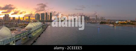 Coucher de soleil sur Miami depuis le terminal des bateaux de croisière Banque D'Images