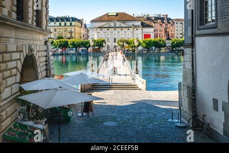 Lucerne Suisse , 30 juin 2020 : touristes sur le pont piétonnier Rathaussteg et le théâtre Luzerner bâtiment blanc dans la vieille ville de Lucerne Suisse Banque D'Images