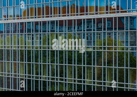 Mur de verre encadré d'un bâtiment d'entreprise à Hambourg en Allemagne. Distorsion de l'abstraction de la ville de réflexion de rue dans la surface miroir de l'architecture moderne Banque D'Images