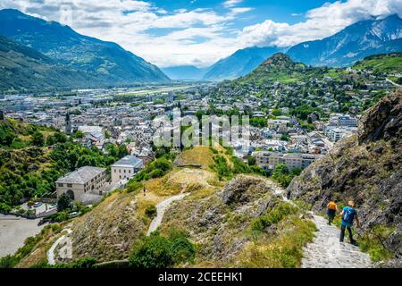 Sion paysage urbain depuis le sommet de la colline du château avec les touristes descendant Escaliers abrupts à Sion Valais Suisse Banque D'Images