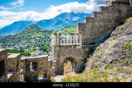 Porte d'entrée et mur des ruines du château de Tourbillon Et Sion colline et panorama de la ville en arrière-plan à Sion Valais Suisse Banque D'Images