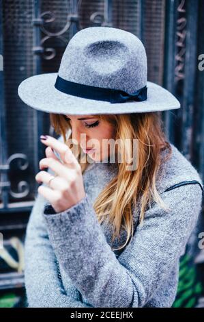 Portrait d'une jeune femme blonde pensive portant un chapeau dans les rues de Madrid, Espagne Banque D'Images