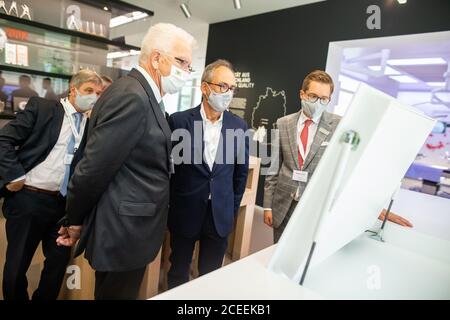 Tuttlingen, Allemagne. 1er septembre 2020. Winfried Kretschmann (Bündnis 90/Die Grünen, en face), Ministre Président du Bade-Wurtemberg, visite une salle d'exposition KLS Martin pendant sa tournée d'été et est présenté les produits de la société de technologie médicale. Kretschmann a été impliqué dans un accident sur l'autoroute A81 la veille, et la poursuite de sa visite d'été, qui avait duré plusieurs jours, était parfois discutable. Credit: Philipp von Ditfurth/dpa/Alay Live News Banque D'Images