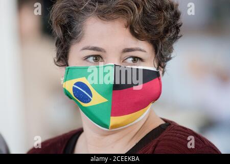 Stralsund, Allemagne. 1er septembre 2020. Raquel Rodrigues, infirmière brésilienne, a été admise dans les locaux de l'hôpital Stralsund. Au Helios Hanseklinikum de Stralsund, 20 infirmières brésiliennes ont commencé le même jour leur travail et leur formation. Les Brésiliens, qui parlent déjà bien l'allemand, font passer un examen de soins infirmiers. Après une formation plus poussée, ils seront déployés comme personnel infirmier régulier d'ici septembre 2021. Credit: dpa/Alamy Live News Credit: dpa Picture Alliance/Alamy Live News Banque D'Images