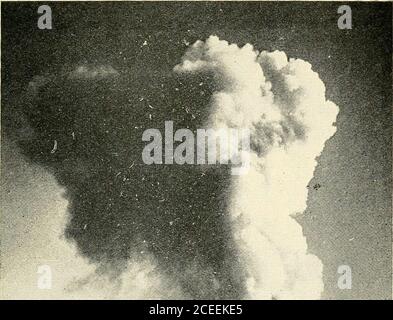 . Un guide des parcs nationaux de l'Amérique. Mate est modéré et les fleurs fleurissent dans une merveilleuse profusion. Comment rejoindre le parc le voyageur peut approcher YellowstonePark de Chicago, à l'est, ou Seat-tle, Tacoma et Portland, à l'ouest, par le chemin de fer du Pacifique Nord, Qui atteint le Parc à Gardiner, au Mont. Cette station est près de la frontière nord, étant la fin d'un sursaut qui quitte la ligne principale du chemin de fer Livingston, cinquante-6miles au nord-est.il est à seulement un jet de pierres à l'entrée du Parc de la gare, Et à huit kilomètres de l'hôtel Mammoth Hot Springs. Banque D'Images