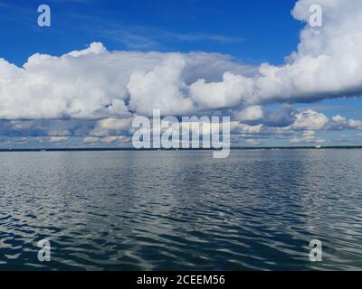 nuages cumulus marins reflétés dans l'eau de mer Banque D'Images