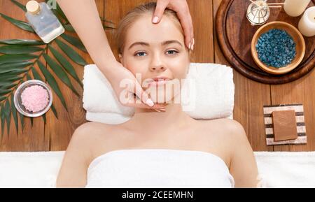 Les mains des femmes font des massages du visage et des soins spa pour les filles Banque D'Images