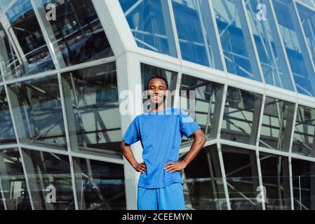 Beau homme ethnique posant en ville Banque D'Images