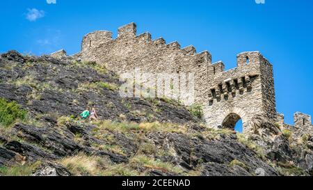 Entrée et mur des ruines du château de Tourbillon avec tourisme monter la colline à Sion Valais Suisse Banque D'Images