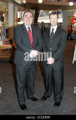 Prestwick, Ayrshire Écosse 11 mars 2008 : Alex Salmond SNP Premier ministre écossais au lancement de Glasgow Prestwick aéroports étude économique des avantages vu ici avec Mark Rodwell Directeur général de l'aéroport Banque D'Images