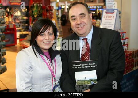 Prestwick, Ayrshire Scotland 11 mars 2008 : Alex Salmond SNP Premier ministre écossais au lancement de Glasgow Prestwick Airports étude des avantages économiques avec un membre du personnel de l'aéroport Banque D'Images