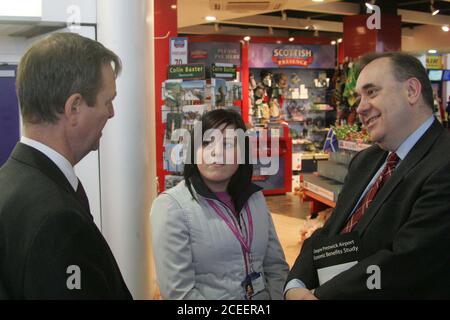 Prestwick, Ayrshire Écosse 11 mars 2008 : Alex Salmond SNP Premier ministre écossais au lancement de Glasgow Prestwick Airports Etude sur les avantages économiques discutant avec Mark Rodwell Directeur général du membre du personnel de l'aéroport Banque D'Images