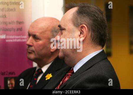 Prestwick, Ayrshire Scotland 11 mars 2008 : Alex Salmond SNP Premier ministre écossais au lancement de Glasgow Prestwick aéroports étude des avantages économiques vu ici avec Ayrshire MSP John Scott Banque D'Images