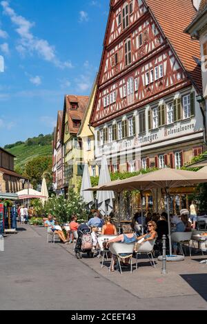 Esslingen, BW / Allemagne - 22 juillet 2020 : vue sur le centre historique de la vieille ville et les cafés de la rue inf Esslingen sur le Neckar Banque D'Images