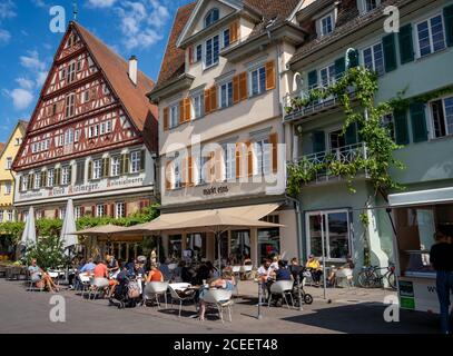 Esslingen, BW / Allemagne - 22 juillet 2020 : vue sur le centre historique de la vieille ville et les cafés de la rue inf Esslingen sur le Neckar Banque D'Images