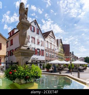 Esslingen, BW / Allemagne - 22 juillet 2020 : vue sur le centre historique de la vieille ville et les cafés de la rue inf Esslingen sur le Neckar Banque D'Images