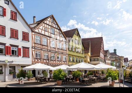 Esslingen, BW / Allemagne - 22 juillet 2020 : vue sur le centre historique de la vieille ville et les cafés de la rue inf Esslingen sur le Neckar Banque D'Images