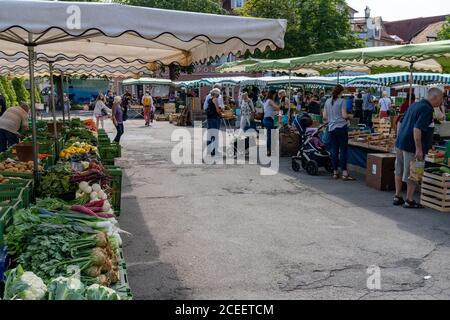 Esslingen, BW / Allemagne - 22 juillet 2020: Les gens aiment acheter de la nourriture au marché hebdomadaire des agriculteurs dans la place de la ville d'Esslingen sur le Neckar Banque D'Images