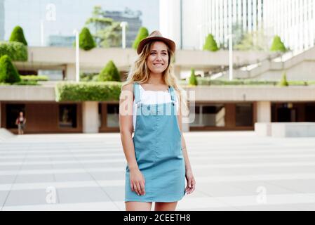 Une femme joyeuse qui marche en ville Banque D'Images