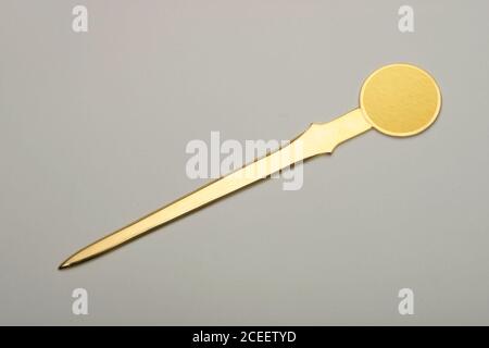 Ouvre-enveloppes pour bureau ou salle d'étude en métal poli. Banque D'Images