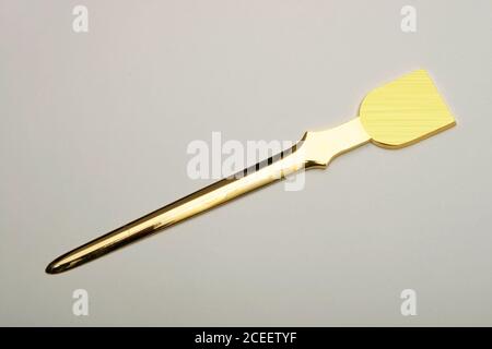 Ouvre-enveloppes pour bureau ou salle d'étude en métal poli. Banque D'Images