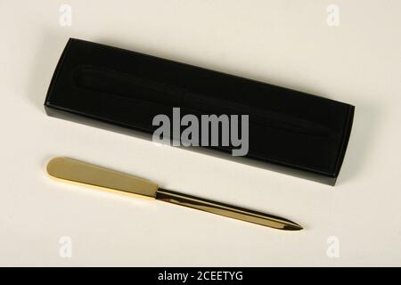 Ouvre-enveloppes pour bureau ou salle d'étude en métal poli. Banque D'Images