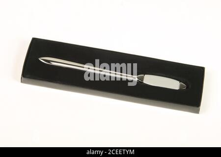 Ouvre-enveloppes pour bureau ou salle d'étude en métal poli. Banque D'Images