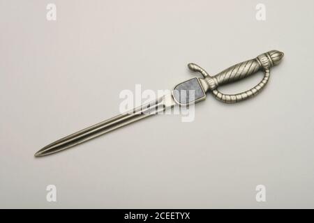 Ouvre-enveloppes pour bureau ou salle d'étude en métal poli. Banque D'Images