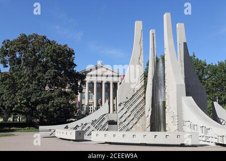 West Lafayette - Circa août 2020: Purdue Mall Water Sculpture, également connu sous le nom de Purdue University Engineering Fountain avec Hovde Hall dans l'arrière Banque D'Images