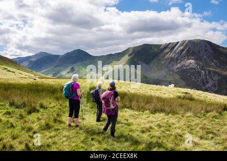 Les femmes randonneurs regardant une vue sur Carnedd y Filiast et Mynydd Perfedd à travers Nant Ffranson dans les montagnes du parc national de Snowdonia. Bethesda pays de Galles Royaume-Uni Banque D'Images