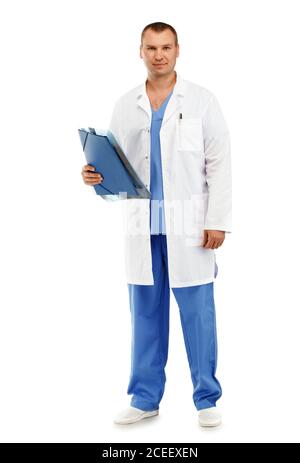 Portrait d'un jeune homme médecin en blanc le pelage et le bleu se frotte contre un fond blanc Banque D'Images
